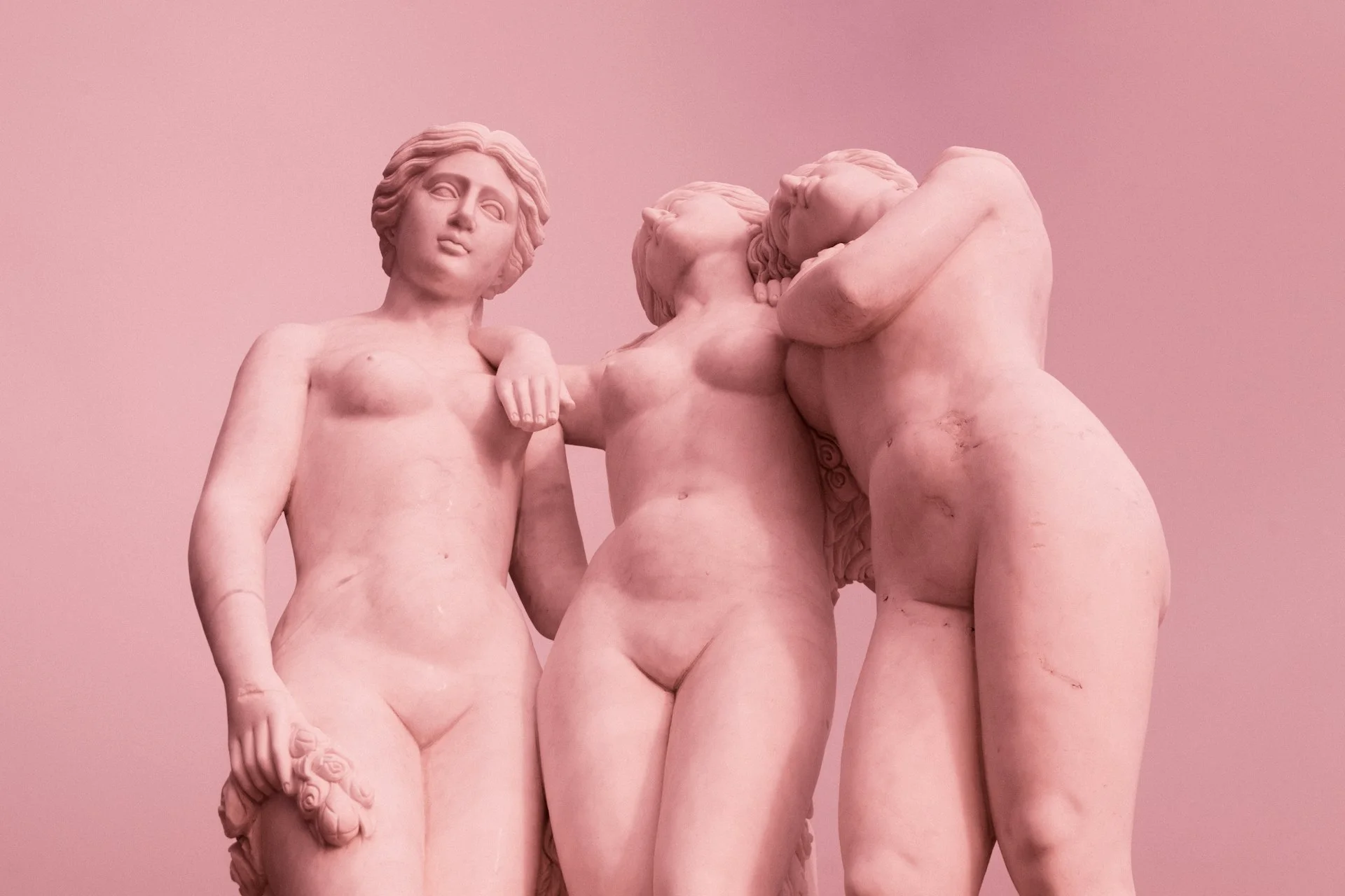 Pourquoi ProGalega ne recommande pas l'achat et ne vend pas de tire-lait simple ? Trois statues de femmes dans un ton rosé